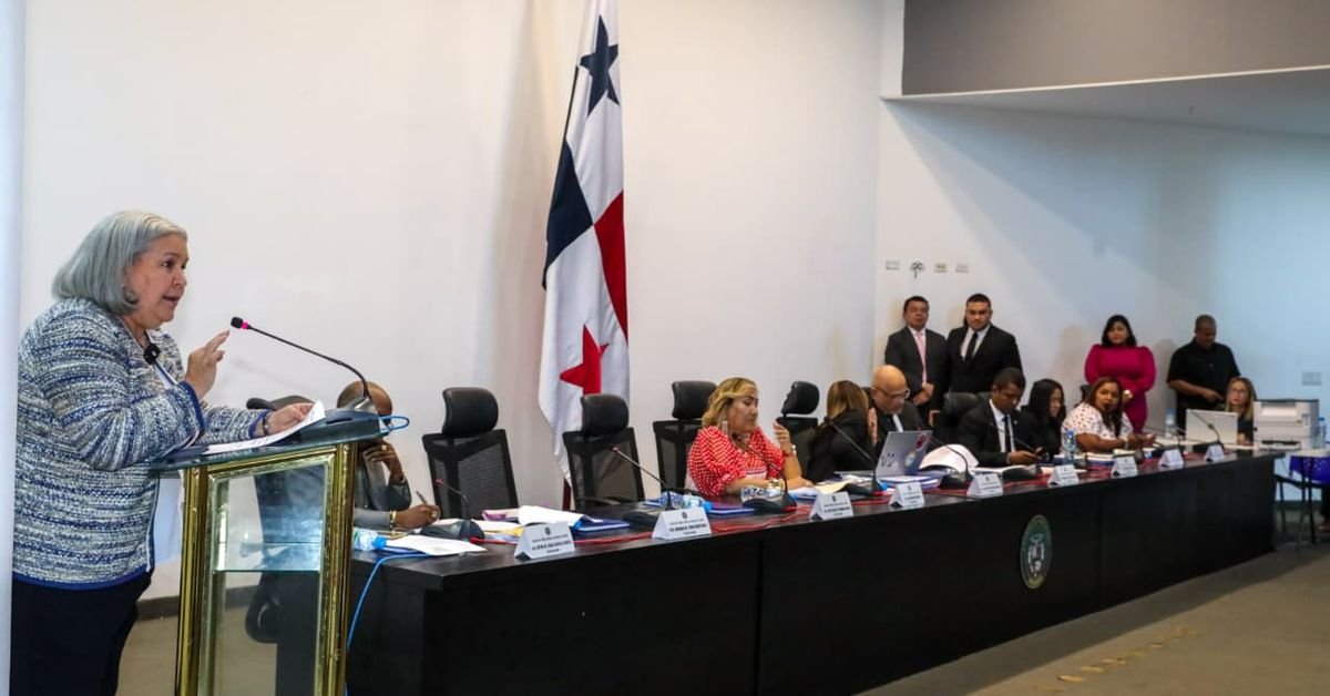 Ministra pide aprobar ley para restablecer el Instituto de la Mujer