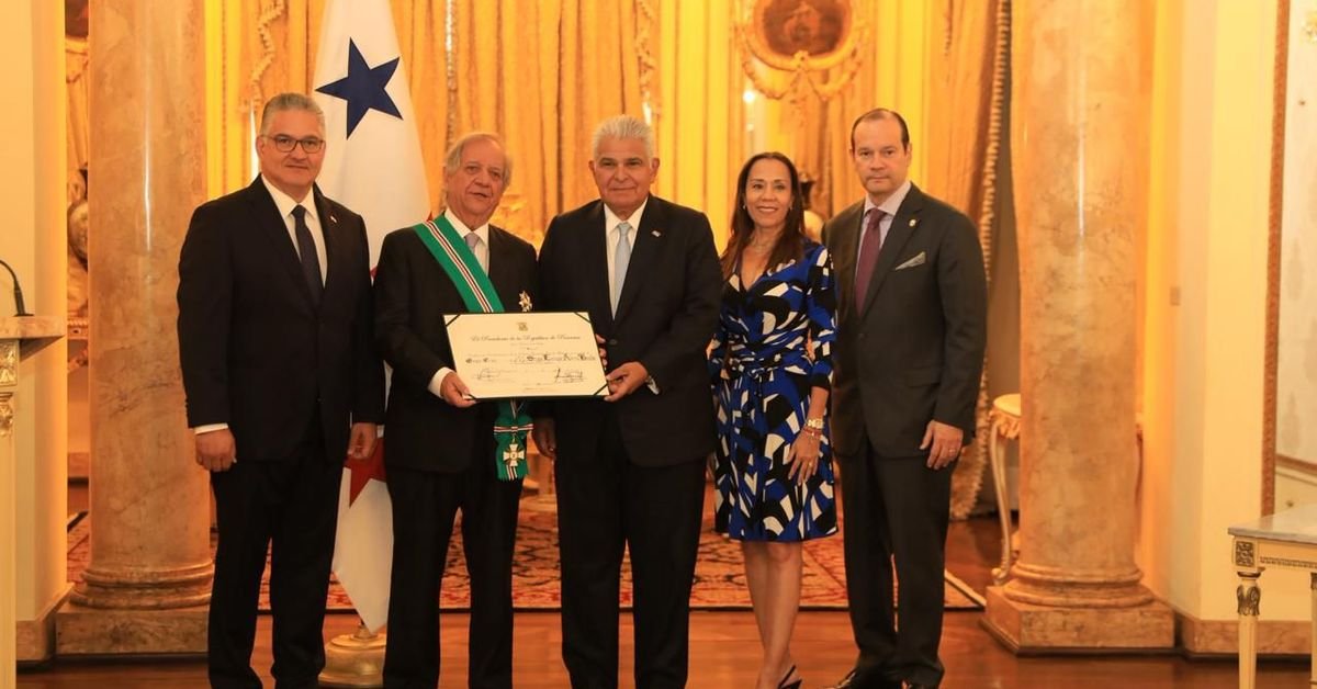 Mulino condecora a secretario de ALADI por integración regional