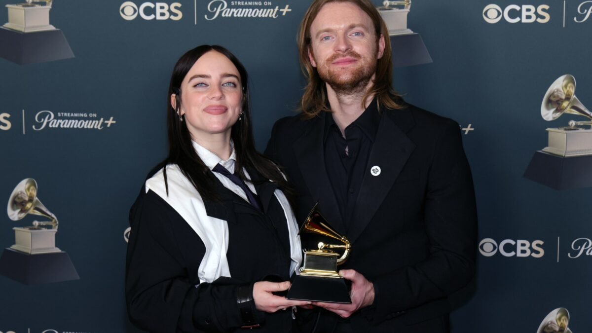 Finneas respalda a Billie Eilish tras discurso contra ICE en Grammy