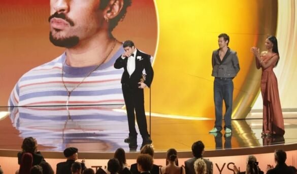Bad Bunny gana álbum del año en los Grammy y critica al ICE