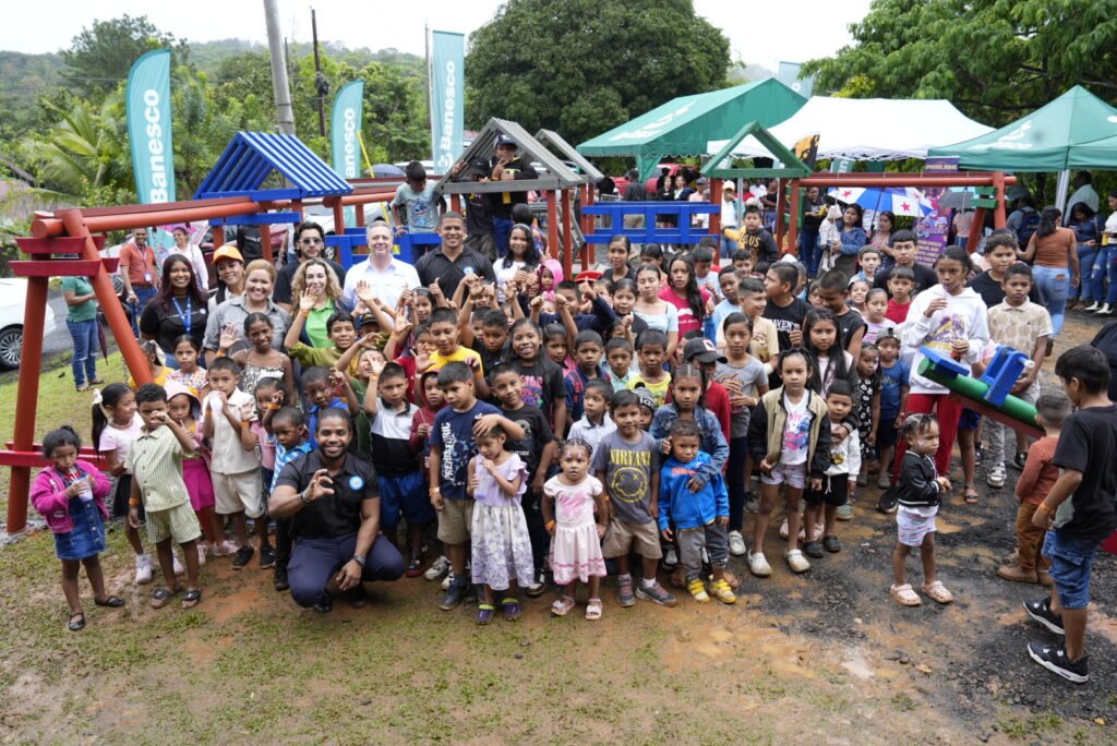Banesco inaugura parque infantil de plástico reciclado en Colón