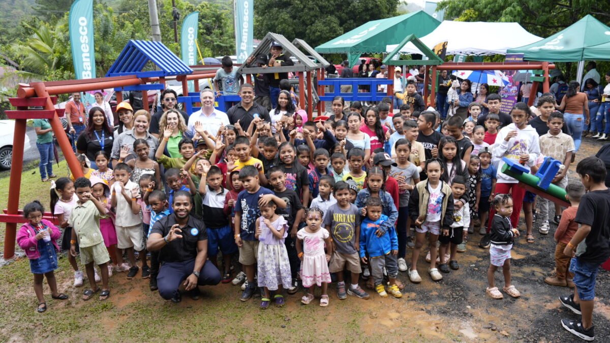 Banesco inaugura parque infantil de plástico reciclado en Colón