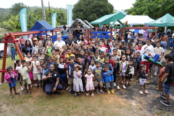 Banesco inaugura parque infantil de plástico reciclado en Colón