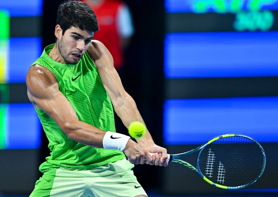 Alcaraz remonta a Khachanov y avanza a semifinales en Doha