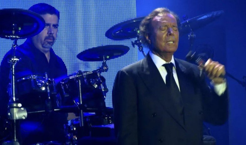 Julio Iglesias demanda a Yolanda Díaz por comentarios de abuso sexual