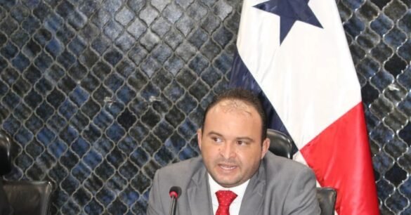 Vamos expulsa a Carlos Saldaña por apoyo a Omar Castillo