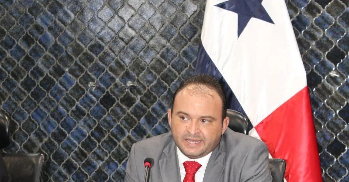 Vamos expulsa a Carlos Saldaña por apoyo a Omar Castillo