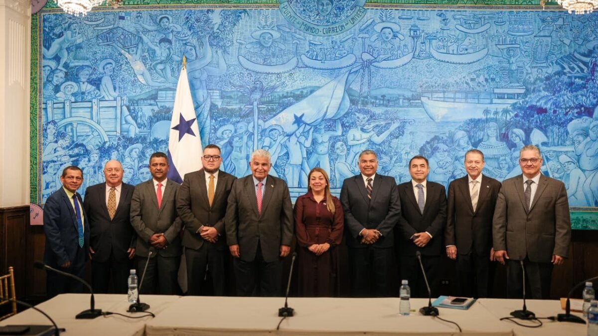 Mulino y bancada CD priorizan agua, salud y carreteras en Panamá