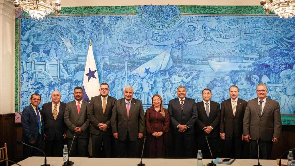 Mulino y Cambio Democrático revisan avances en agua y vías