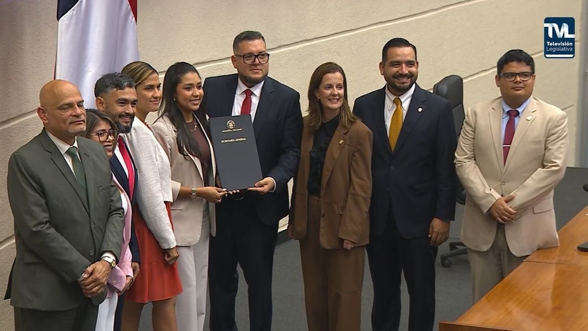 Panamá aprueba ley que limita horarios para llamadas de cobro