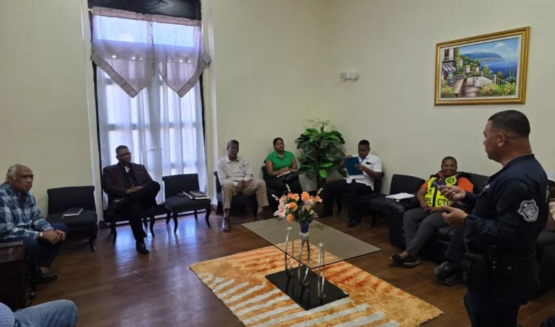 Colón impulsa reordenamiento del transporte turístico en puerto