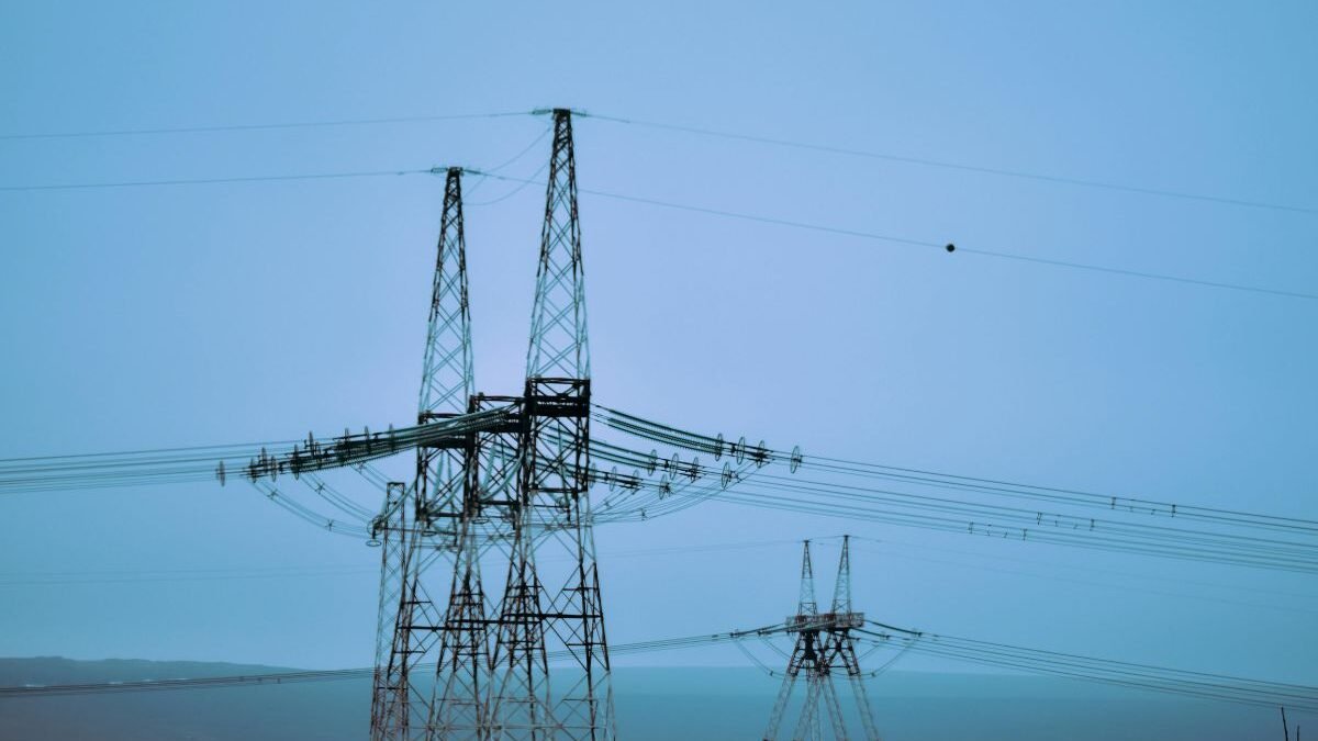 Colombia mantiene suspendida exportación eléctrica a Ecuador