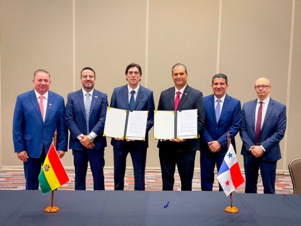 Bolivia, Panamá y Paraguay firman acuerdo para ampliar vuelos