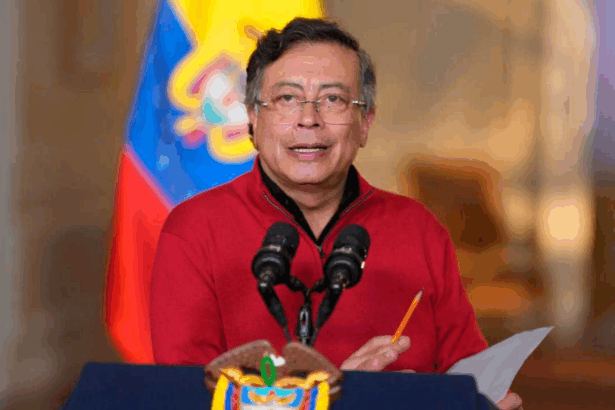 Multan a Petro por desacato en caso Coosalud, ordena juzgado