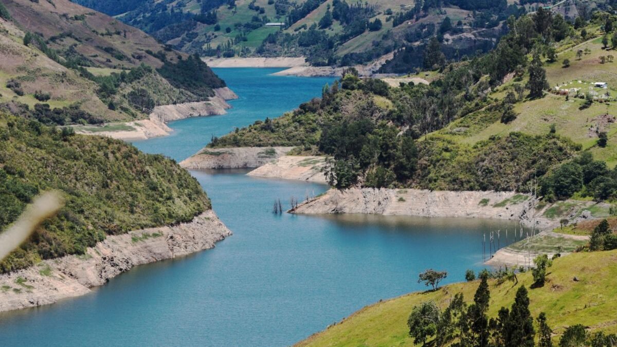 Descenso del embalse Mazar amenaza energía eléctrica en Ecuador