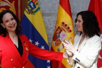 María Corina Machado recibe apoyo masivo y Medalla de Oro en Madrid
