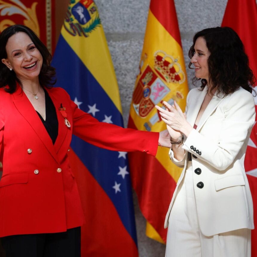 María Corina Machado recibe apoyo masivo y Medalla de Oro en Madrid
