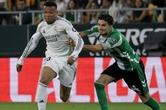 Marc Bartra, a la espera de pruebas médicas tras lesión ante el Madrid