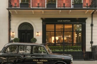 Louis Vuitton inaugura hotel efímero en Mayfair, Londres