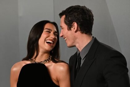 Dua Lipa y Callum Turner tendrán boda de tres días en Palermo