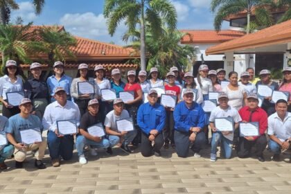 Cobre Panamá otorga 30 becas a jóvenes de Coclé y Colón