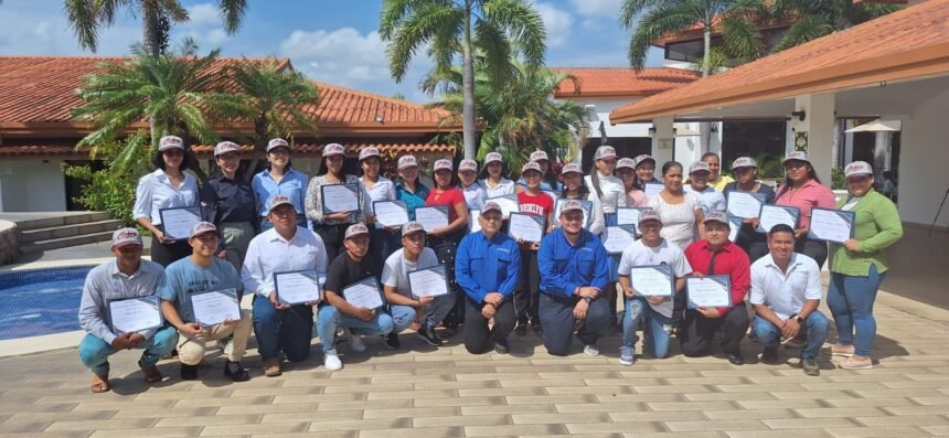 Cobre Panamá otorga 30 becas a jóvenes de Coclé y Colón