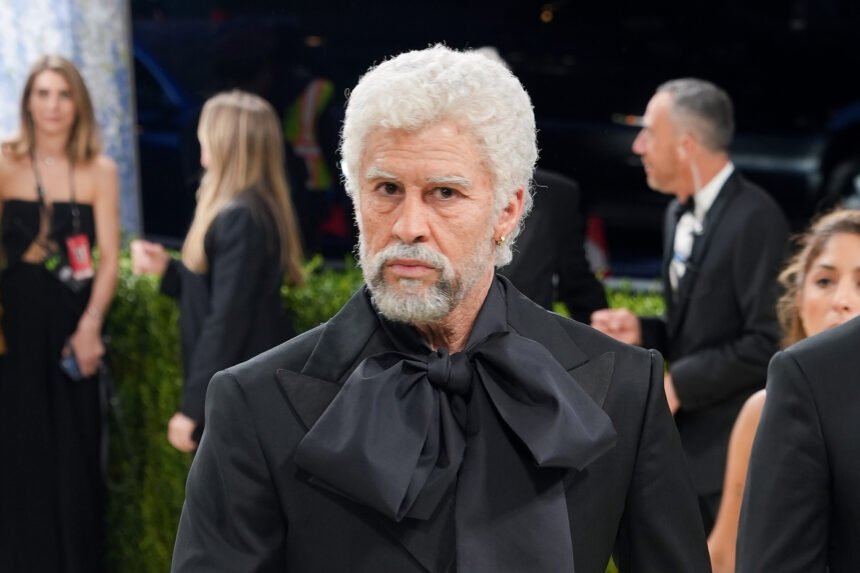 Bad Bunny impresiona con atuendo envejecido en la Met Gala 2026