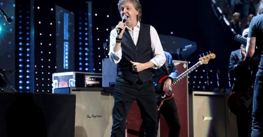 Paul McCartney critica selfies y la fama digital en redes sociales