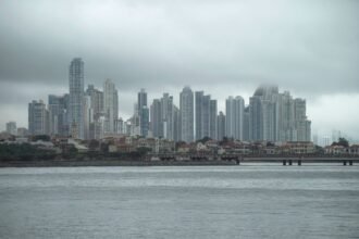Panamá aprueba impuesto del 15% a multinacionales sin actividad
