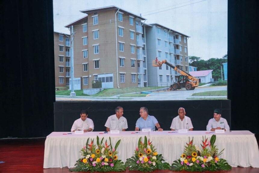 Gobierno entrega 600 viviendas y títulos de propiedad en Colón