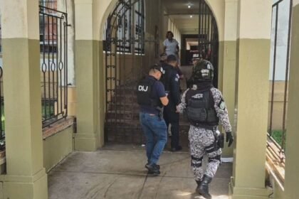 Detienen a dos adolescentes por ataques con arma blanca en Colón