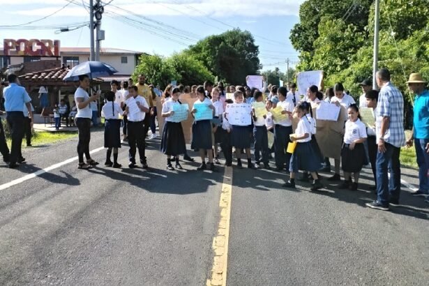 Protestas en Pocrí por cierre y deterioro del bachillerato marítimo