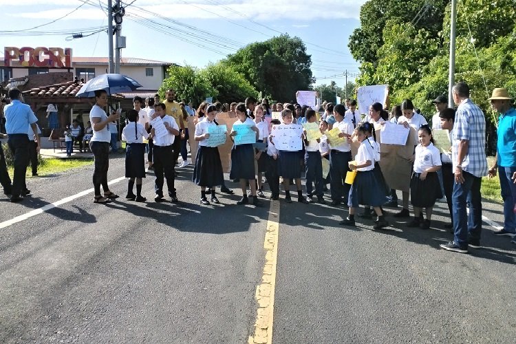 Protestas en Pocrí por cierre y deterioro del bachillerato marítimo