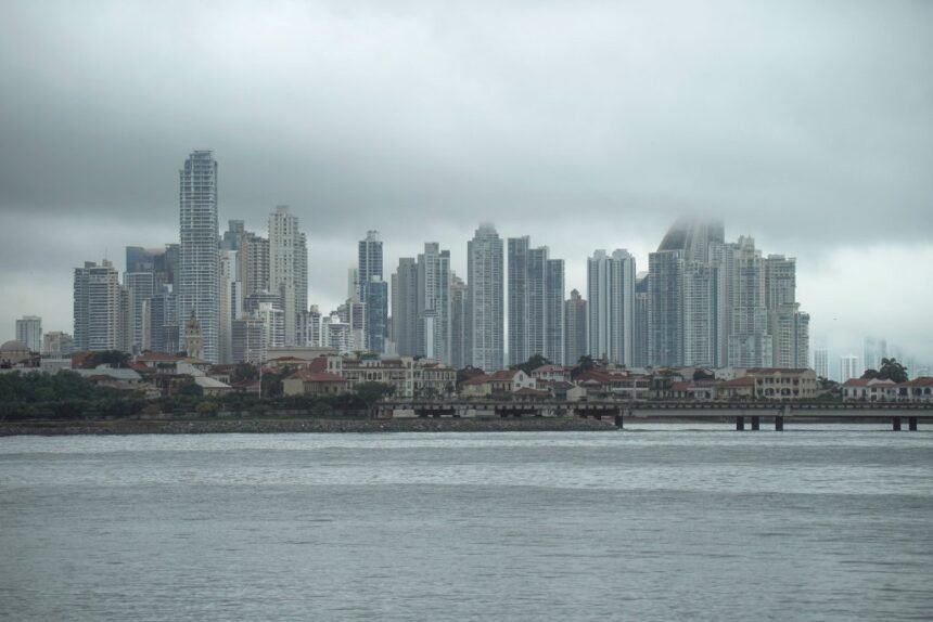 Panamá aprueba impuesto del 15% a multinacionales sin actividad