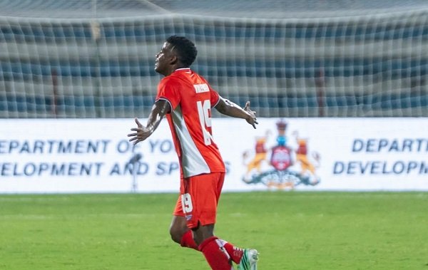 Omar Valencia anota su primer gol con la selección de Panamá