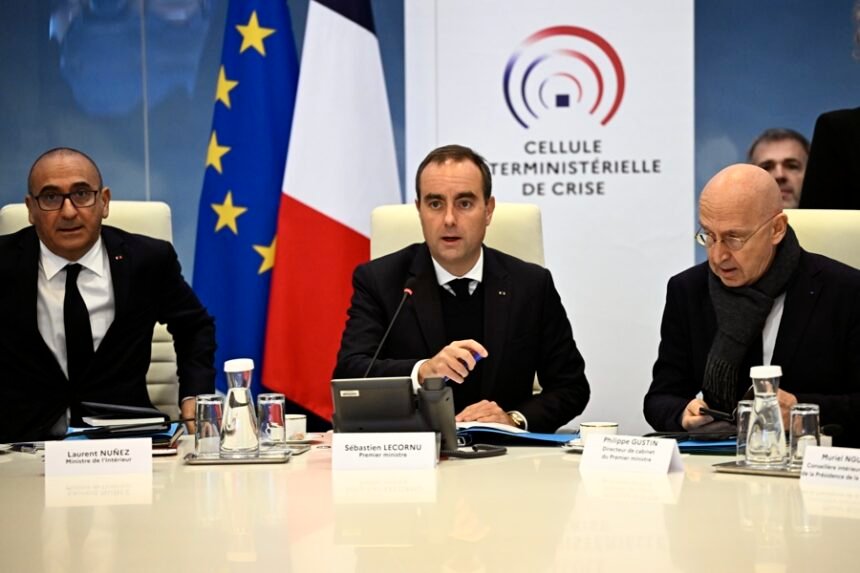 Francia decreta toque de queda en París y ciudades tras disturbios