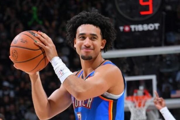 Jared McCain brilla en debut NBA con manicura única y 20 puntos